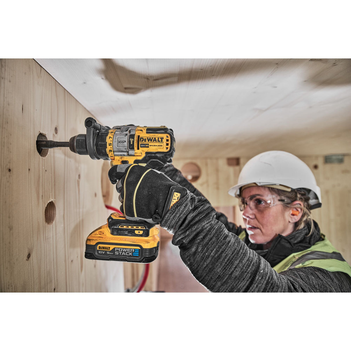 DeWalt DCD999H2T en action perçage bois